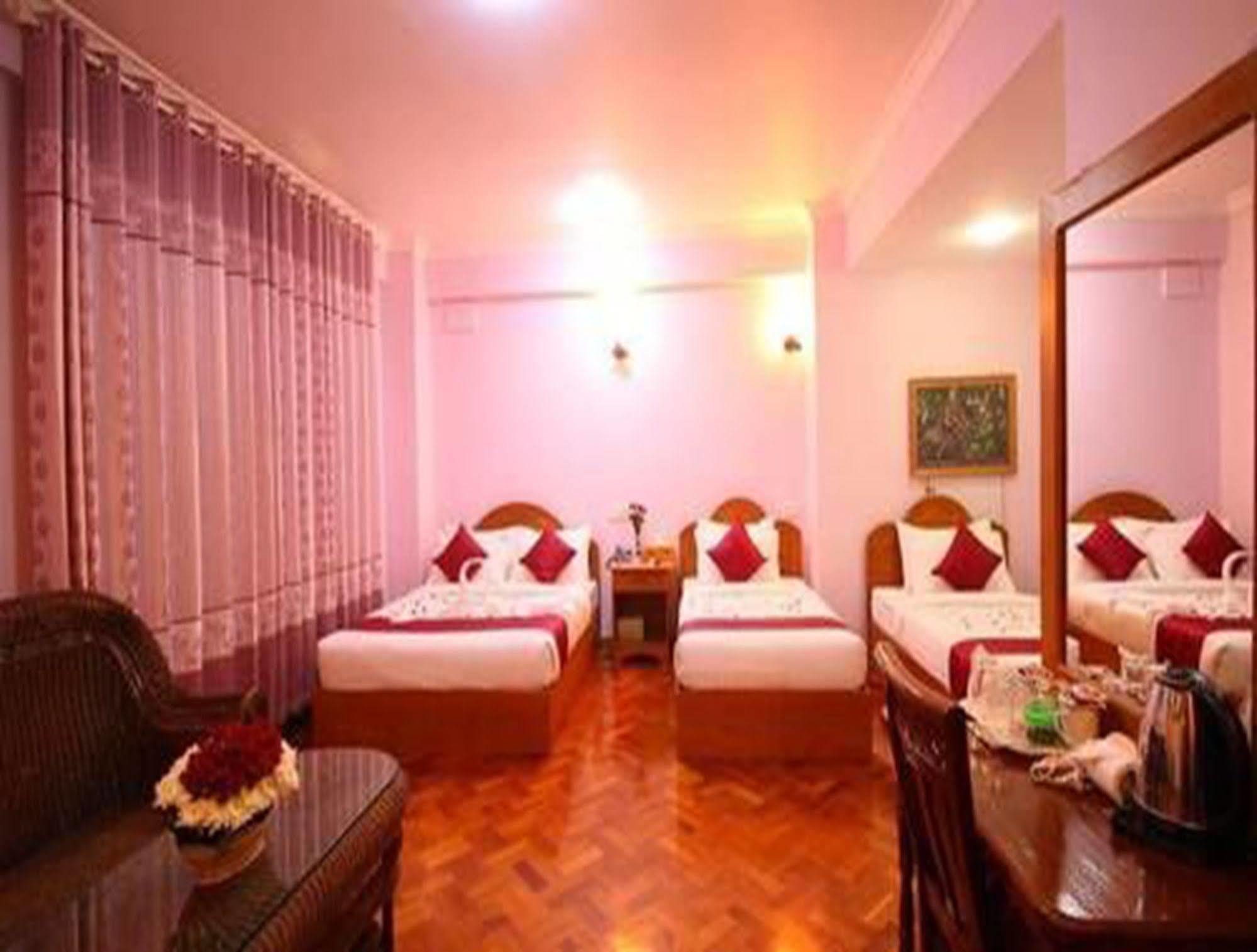 Hotel United Mandalay Exteriör bild